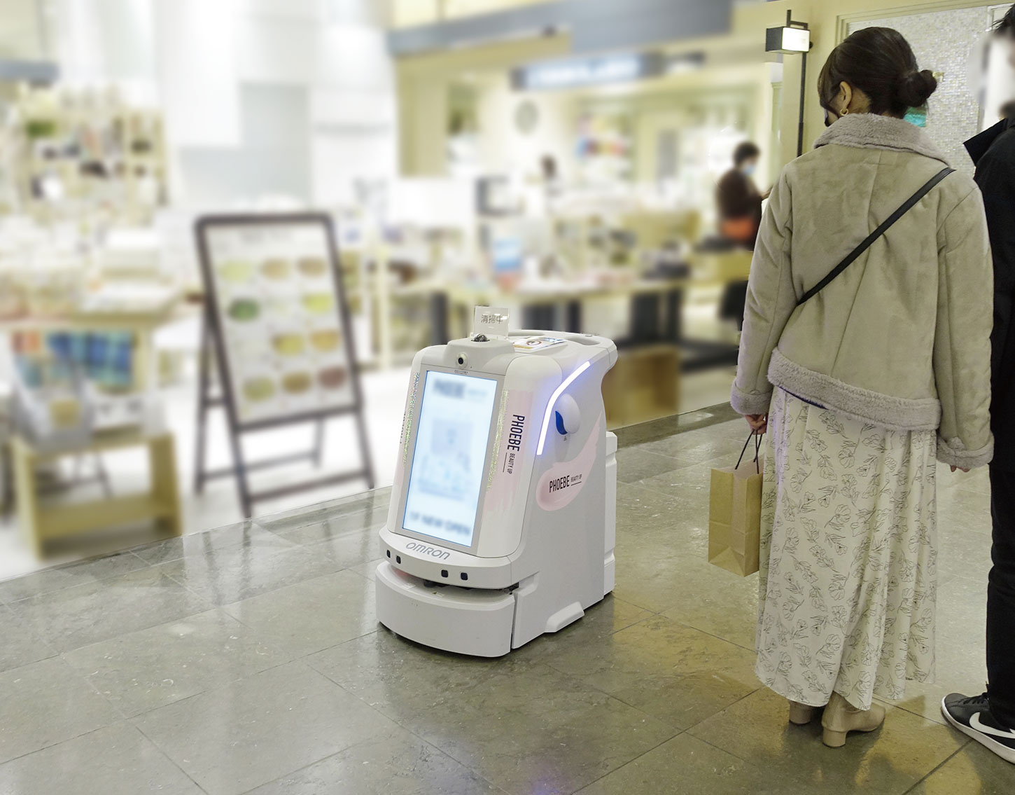 有楽町マルイで清掃ロボット導入 営業時間中に動かし デジタルサイネージの役割も 日経robotics 日経ロボティクス