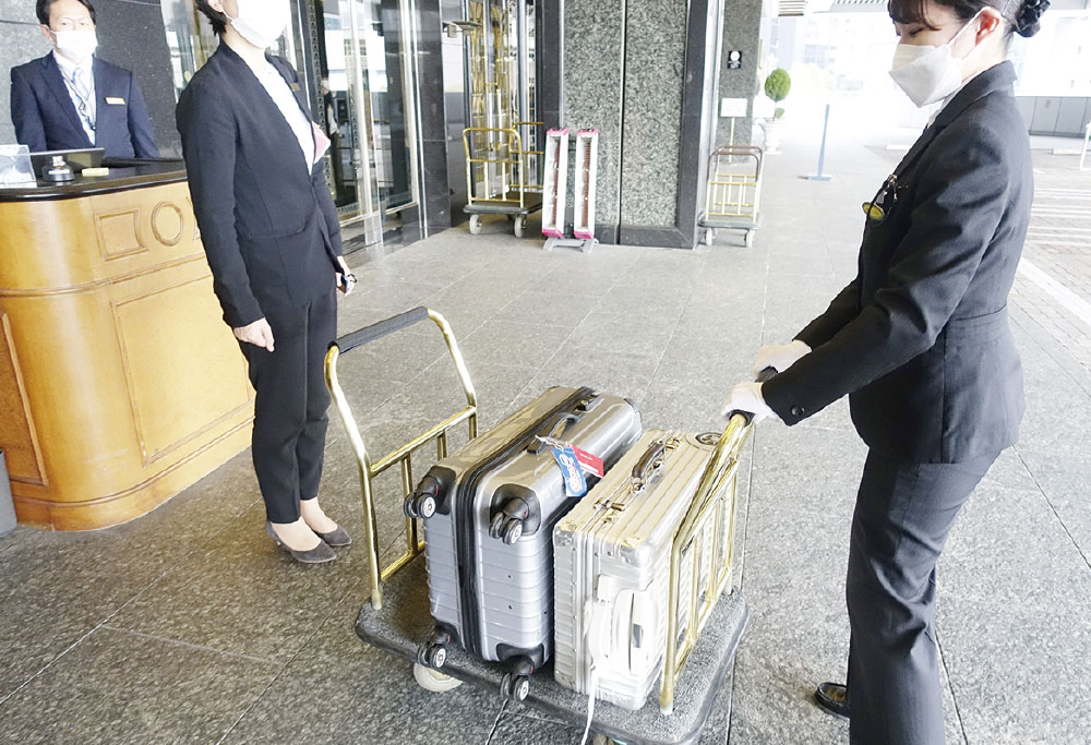 図1　ホテル内でロボットが客の荷物を自動で運ぶ