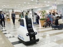 図1　サンシャインシティでロボットが巡回警備