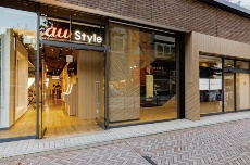 商業ビル1階のau店舗に併設した「auミニッツストア 渋谷店」