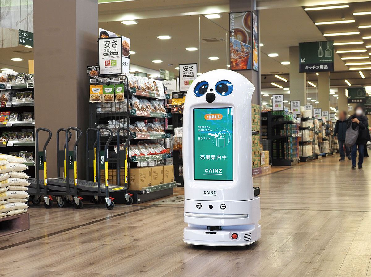 カインズが埼玉の新店で案内ロボットを先進導入 客の質問受け商品