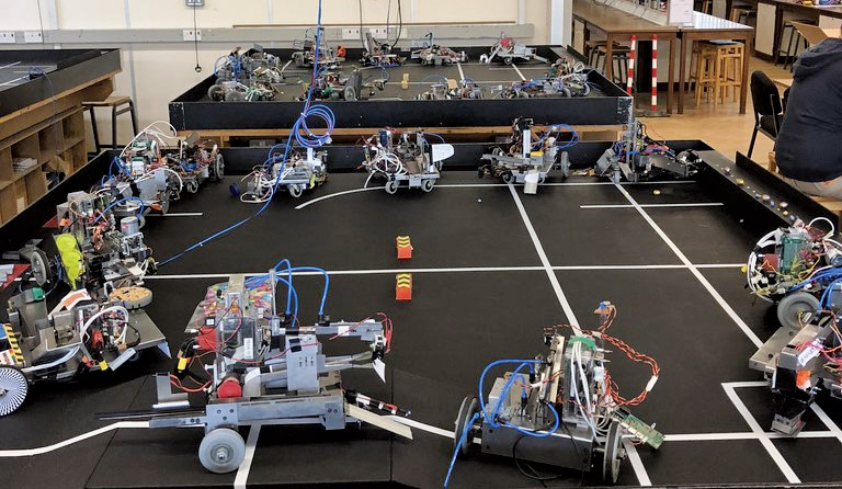 図1　学部生が実習で開発したロボット