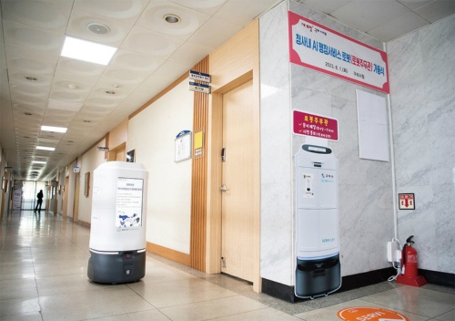 図1 亀尾市庁の公務員ロボット