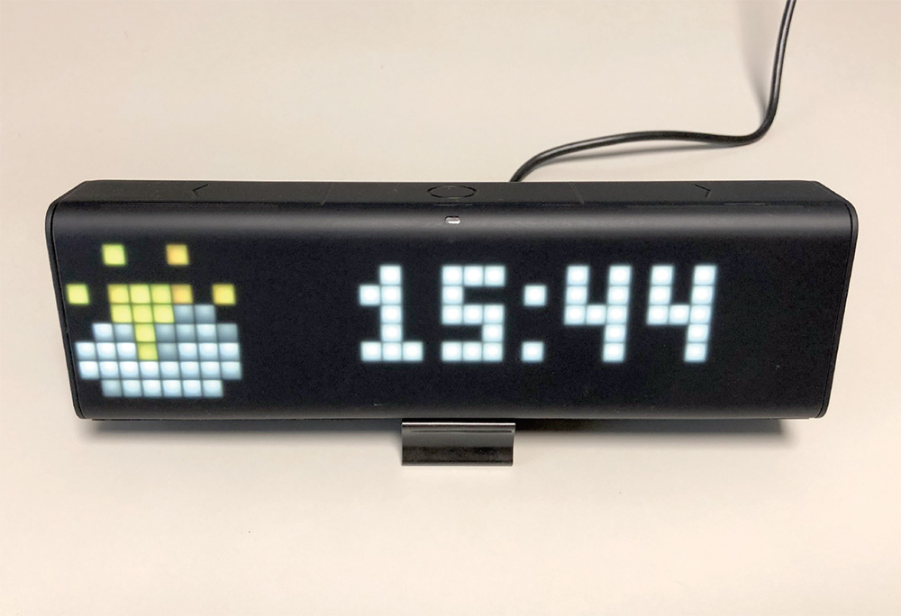 電光掲示板のようなスマート時計 ひらがな、漢字も自在に表示 | 日経