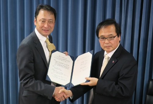 写真は左からソフトバンクの宮川潤一副社長執行役員CTO、NIMSの橋本和仁理事長