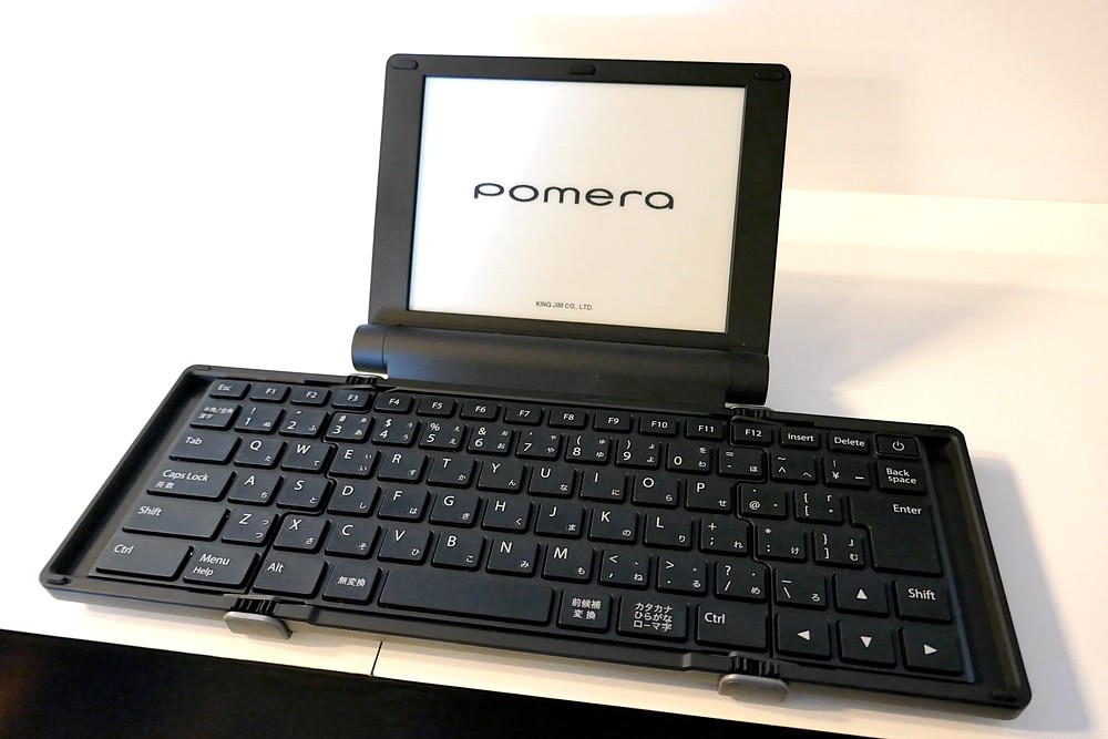 メモ端末のポメラ新版「DM30」、折り畳めるキーボードと乾電池