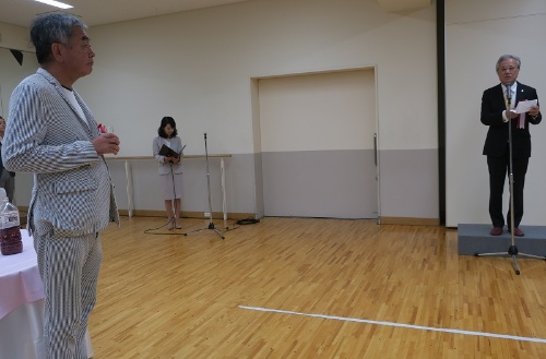 東京大学つながりの坂村氏（右、名誉教授）と、話に聞き入る建築家の隈研吾氏（左、現・教授）