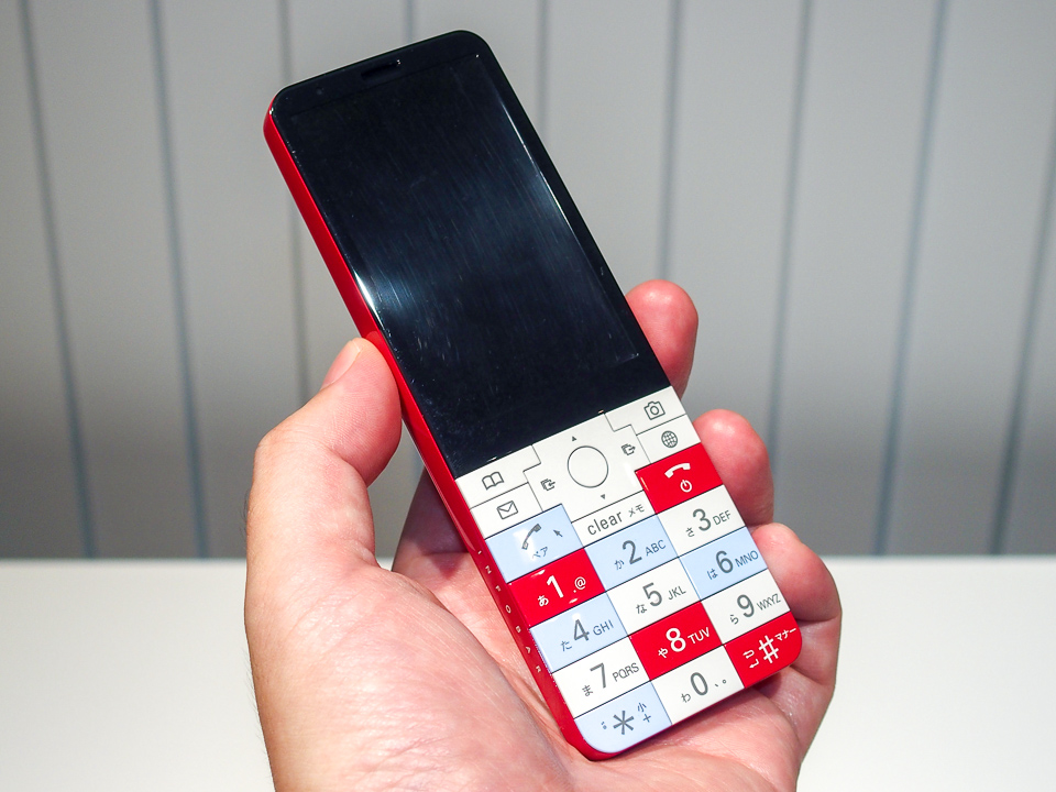 KDDIがデザインケータイ「INFOBAR xv」発表、15周年記念モデル（3