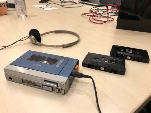 ソニーセミコンダクタソリューションズの社員が制作した、SPRESENSEを組み込んだカセットテープ（右）。アナログカセット対応の初代ウォークマン（左）でデジタル音源を再生できる