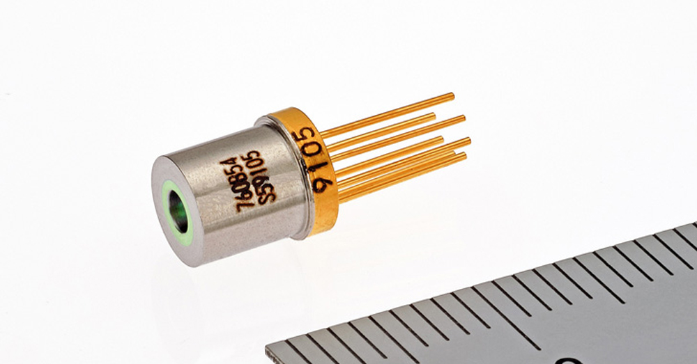 三菱電機が高速半導体レーザー、データセンター内で1.6Tビット/秒通信