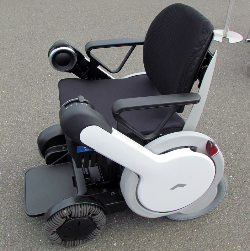 電動車いすのWHILLが50億円調達、鉄道・バスと連携した移動サービス