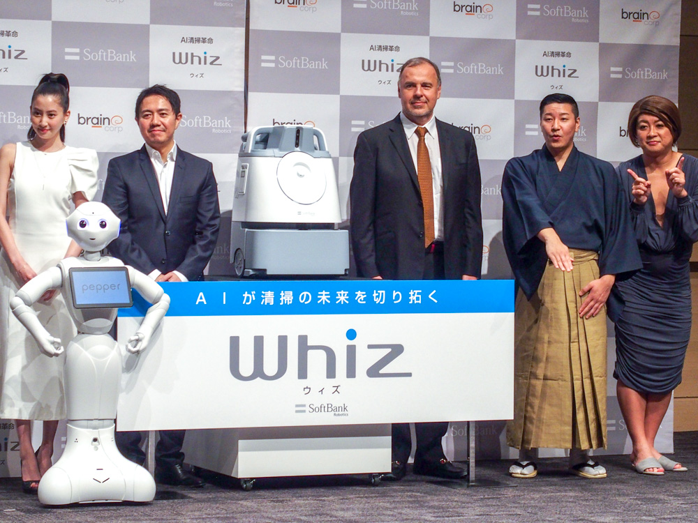 覚えた経路を自動走行、ソフトバンクロボティクスがAI床清掃ロボット