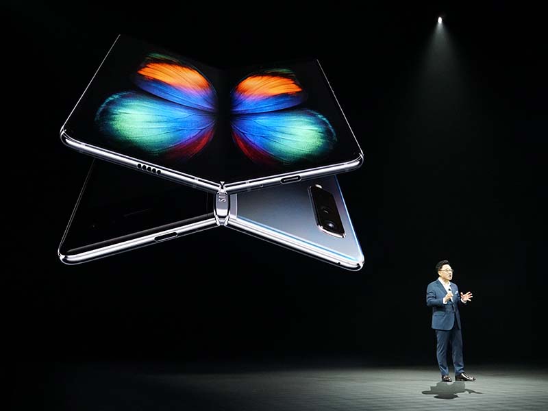 サムスンが折り畳みスマホ Galaxy Fold 価格は万円超え 日経クロステック Xtech