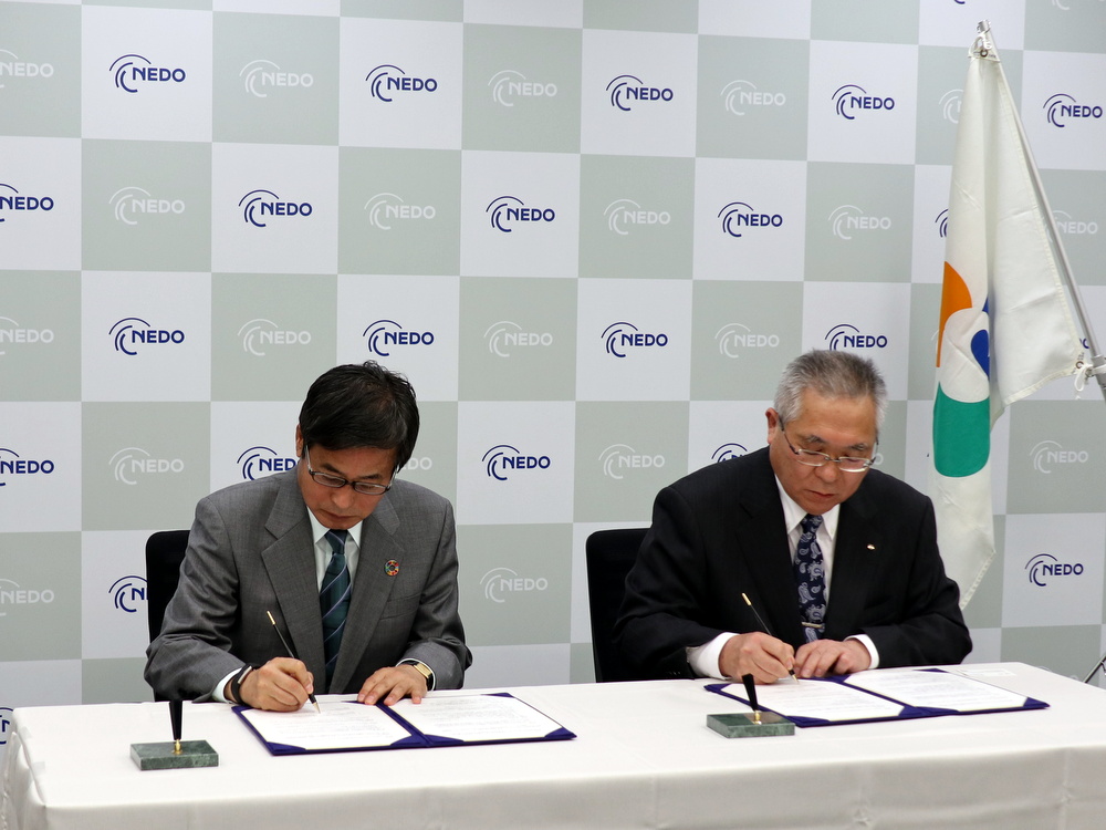 協定書に署名する新エネルギー・産業技術総合開発機構（NEDO）の石塚博昭理事長（左）と福島県南相馬市の門馬和夫市長