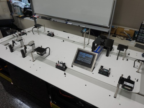 デジタル工場の生産ラインを模したデモ機