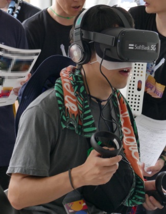 フジロック会場のソフトバンクブースでは、VRヘッドセットを使ってライブ映像を視聴できる
