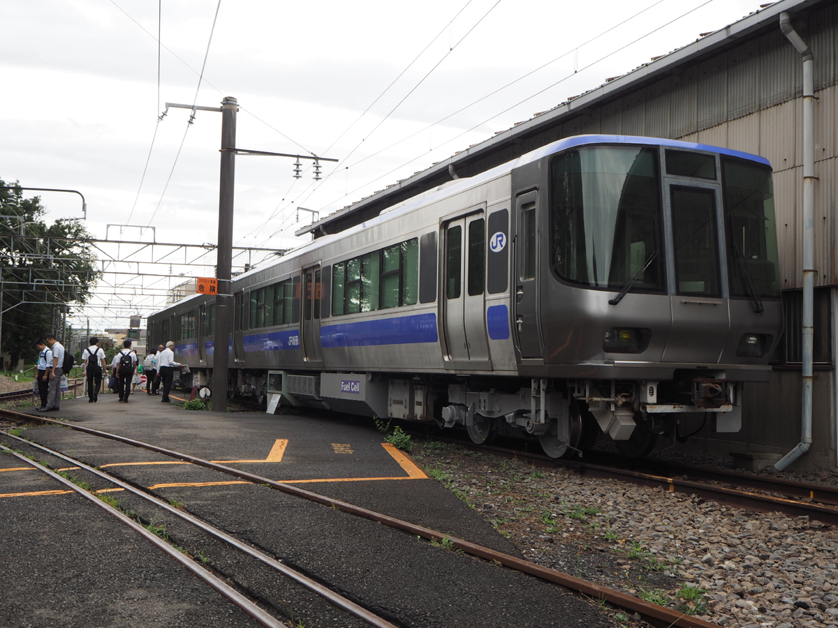 燃料電池を小型化して乗客スペースを広げたハイブリッド電車 日経クロステック Xtech