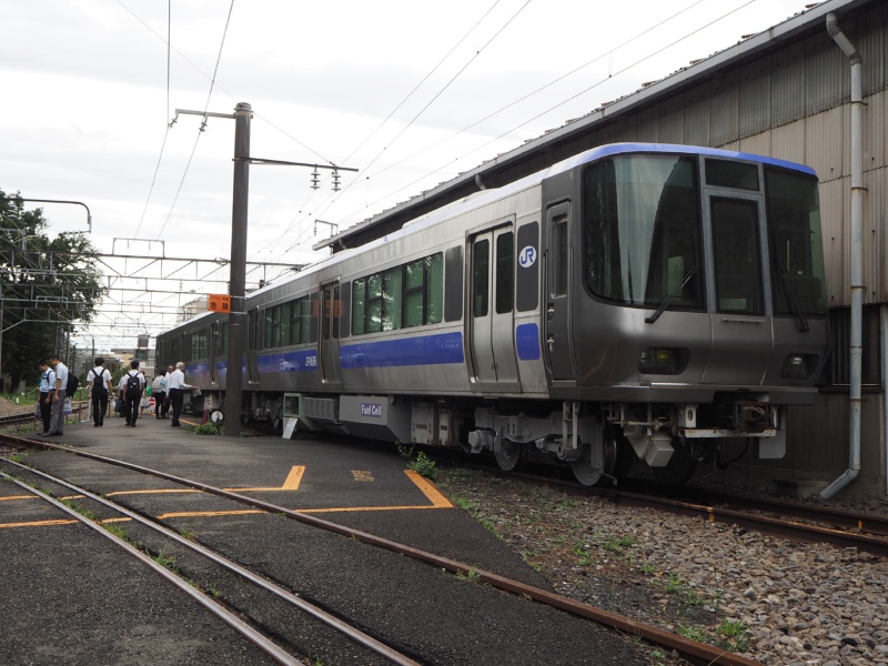 燃料電池を小型化して乗客スペースを広げたハイブリッド電車 日経クロステック Xtech 燃料電池を小型化して乗客スペースを広げたハイブリッド電車 日経クロステック Xtech