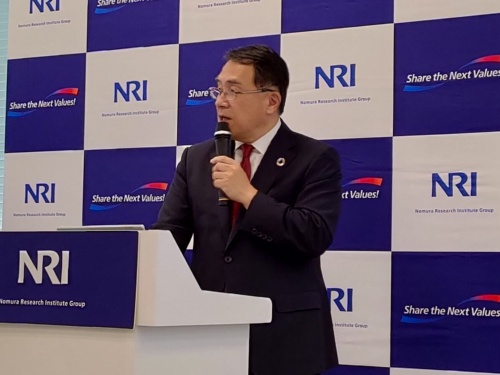 新たな経済指標について発表する、野村総合研究所の此本臣吾会長兼社長