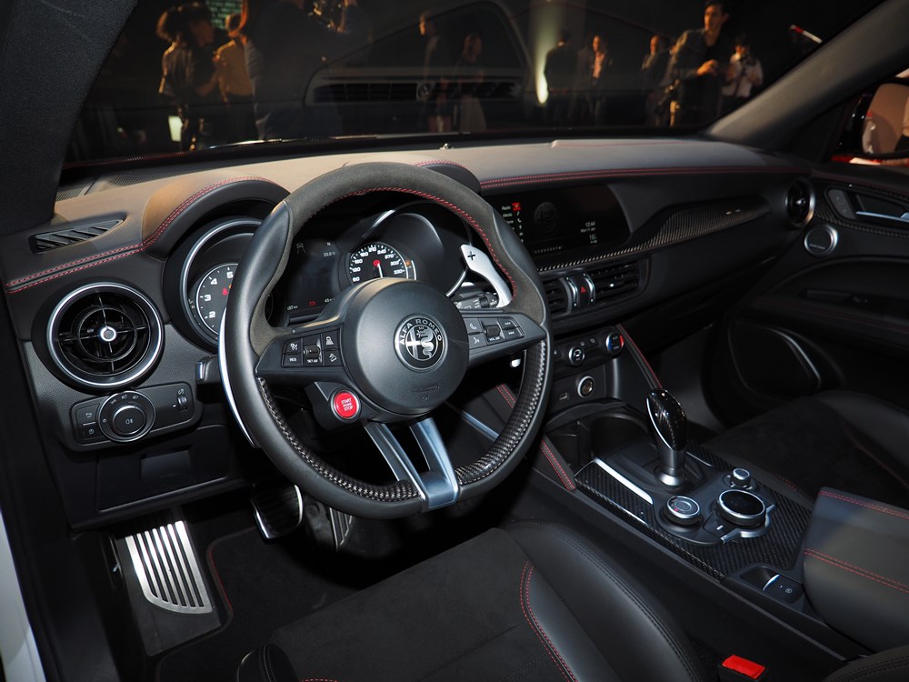 FCA「アルファロメオ」、1500万円の限定車を販売 | 日経クロステック