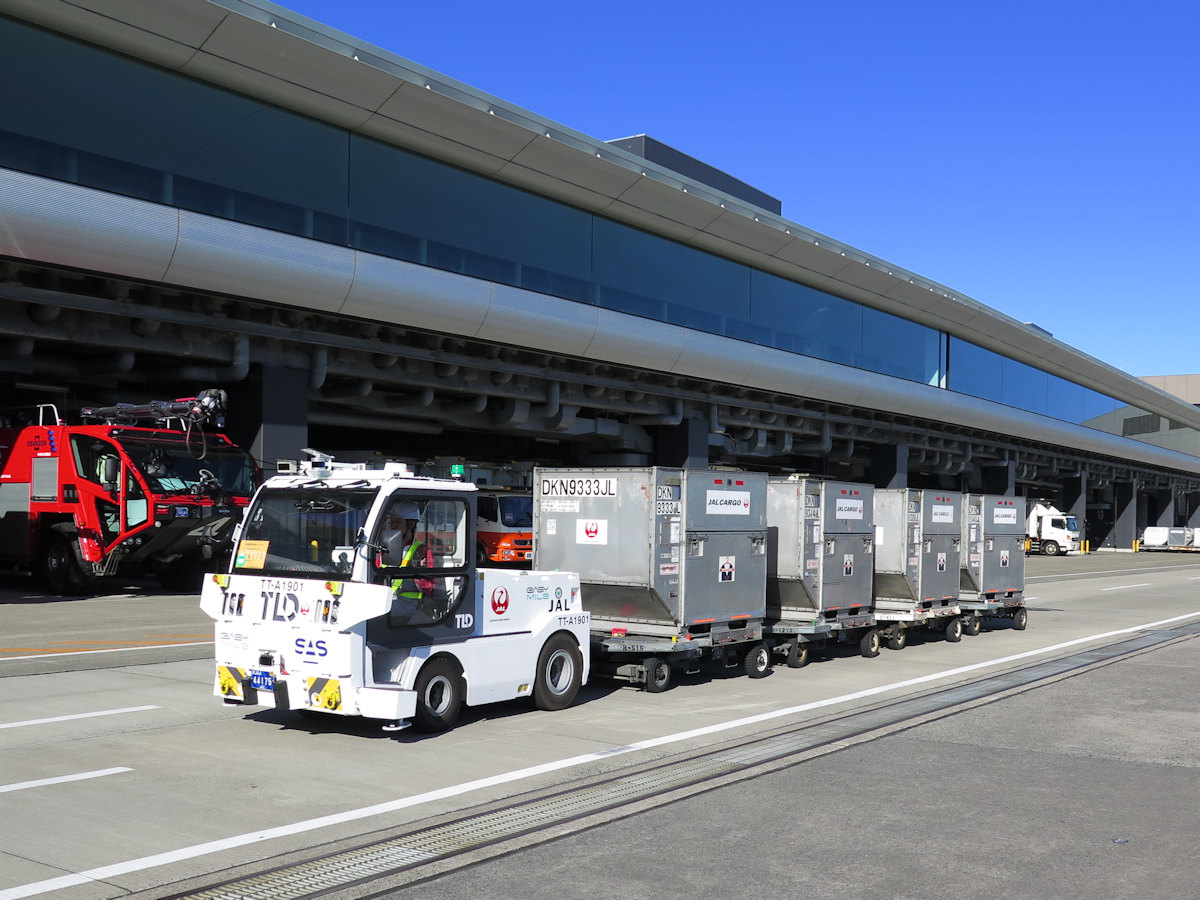 JALが成田空港でコンテナけん引車の自動運転実証、2020年度にも実用化