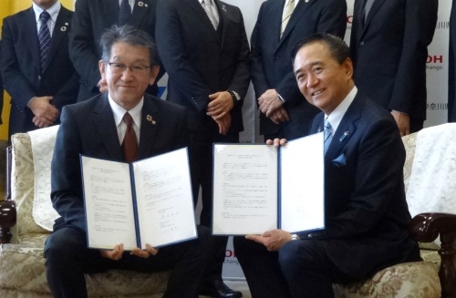 協定の締結を発表するリコーの山下良則社長執行役員CEO(左)と神奈川県の黒岩祐治知事