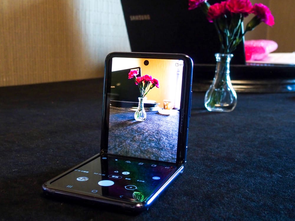 KDDIが縦型折り畳みスマホ「Galaxy Z Flip」を独占販売、本格