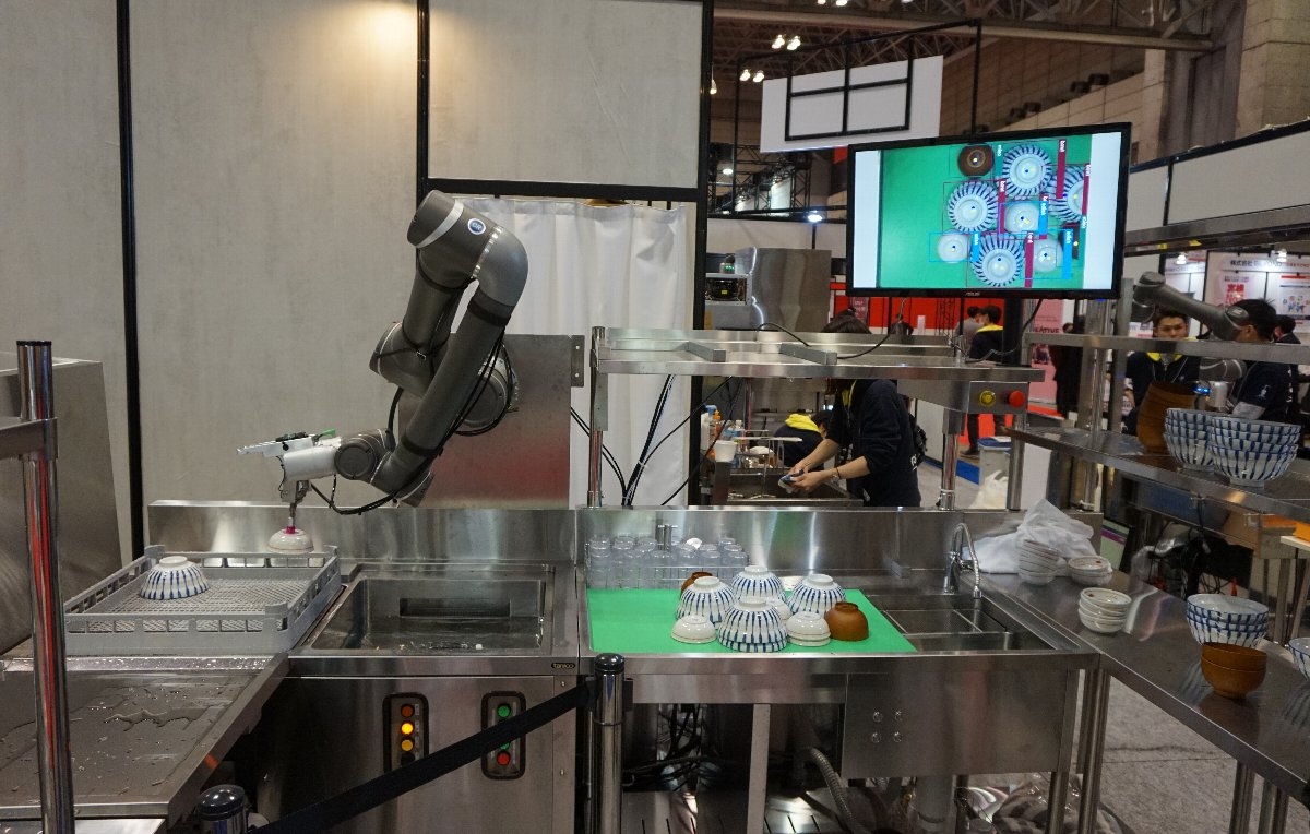協働ロボットによる食洗機システム 台湾テックマン ロボット（TechMan Robot）の協働ロボットを採用した。（写真：日経クロステック）