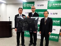 左から三洋化成工業の安藤孝夫社長、APBの堀江英明代表取締役、西 美緒氏