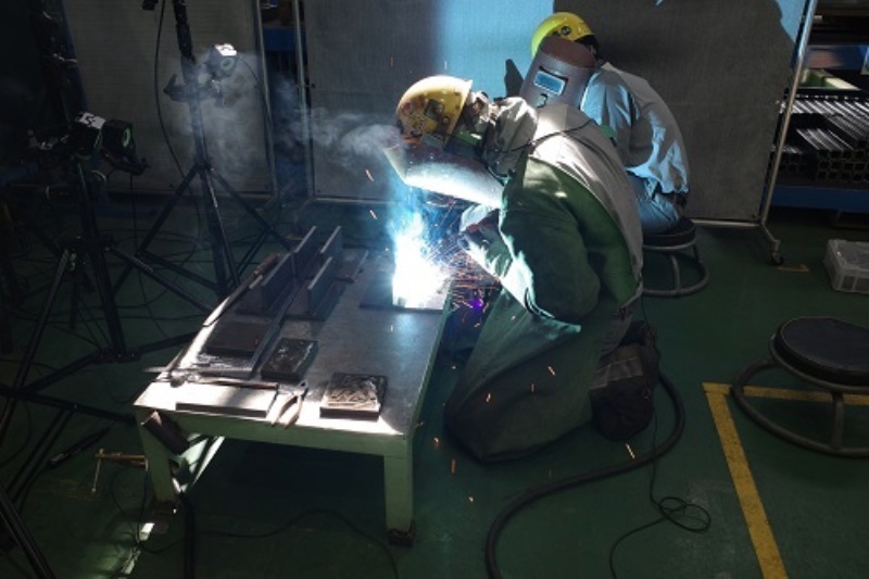日立建機 溶接作業を定量データ化して技能伝承に活用 日経クロステック Xtech