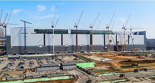 建設中の新工場