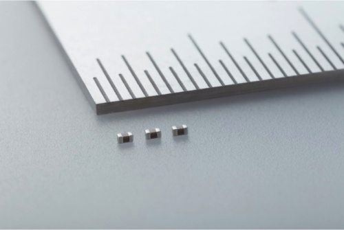 外形寸法が0.6mm×0.3mm×0.3mmと小さい車載機器向け積層セラミックコンデンサー