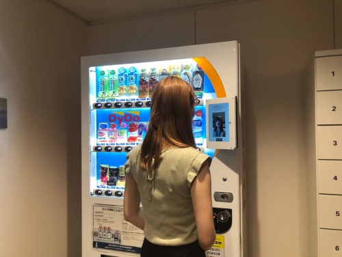顔認証を使い、自動販売機でキャッシュレス決済が可能