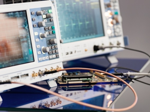 20G~45GHzと広い周波数帯域で使えるRFパワーアンプICの応用先の1つである計測器
