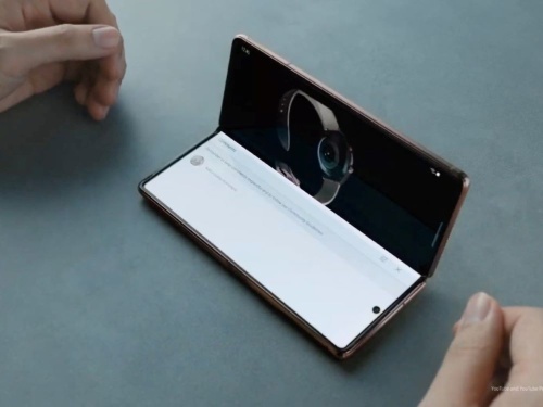 開く角度を固定できる「Flexモード」に対応。画面を上下に分割して閲覧しているところ