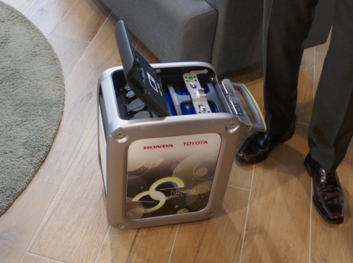 図4 ホンダの携帯型給電器「Honda Mobile Power Pack Charge & Supply Concept」