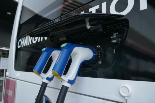 図6 FCバスの給電口を2口に倍増