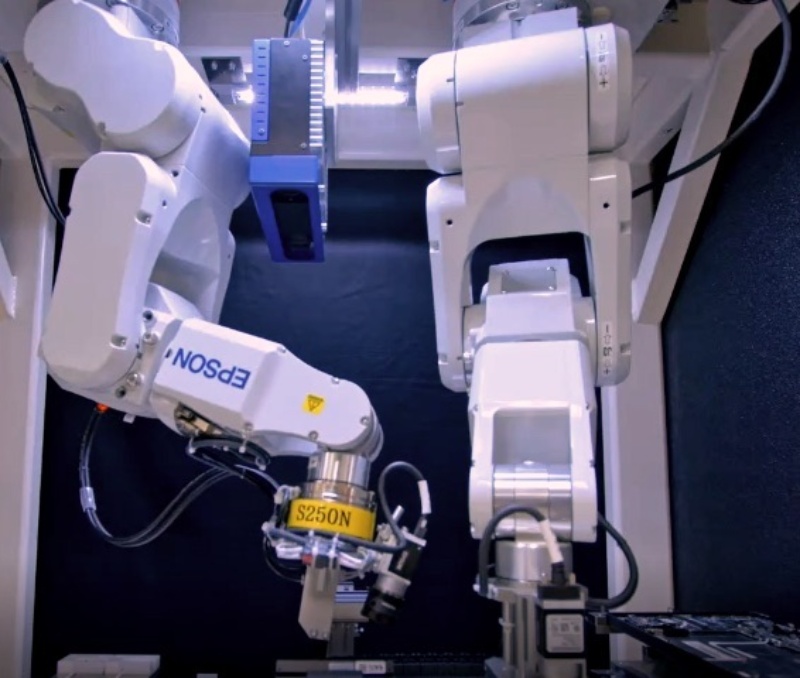 柔軟なフラットケーブルを認識して高速挿入するロボットシステム 日経クロステック Xtech