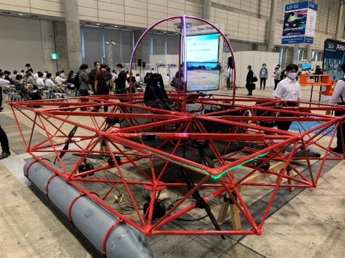 テクノシステムなどが開発した大型ドローン。ドローン専門展示会「Japan Drone 2020」(2020年9月29、30日、幕張メッセ)で展示していた(撮影:日経クロステック)