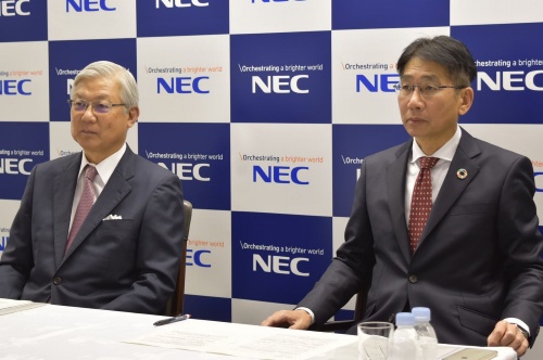 NECの新野隆社長兼最高経営責任者(CEO)(左)と次期社長の森田隆之副社長兼最高財務責任者(CFO)