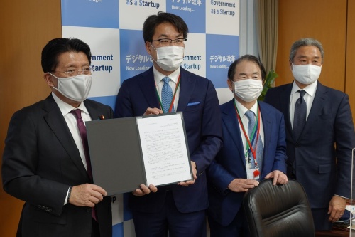 平井卓也デジタル改革担当大臣(左から1人目)に電子インボイス普及に向けた提言を提出する3社のトップ。左から2人目から弥生の岡本浩一郎社長、オービックビジネスコンサルタントの和田成史社長、SAPジャパンの内田士郎会長