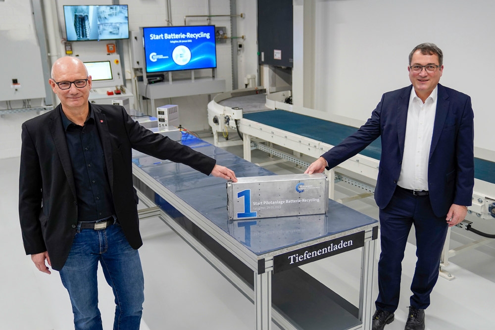 ザルツギッター工場長のアンドレアス・サレウスキー氏（右）と地元事業評議会議長のディルク・ウィンドミュラー氏 （写真：Volkswagen Group Components）