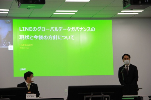 会合の冒頭で今後の対応を説明するLINEの出沢剛社長(右)と座長の東京大学大学院法学政治学研究科の宍戸常寿教授