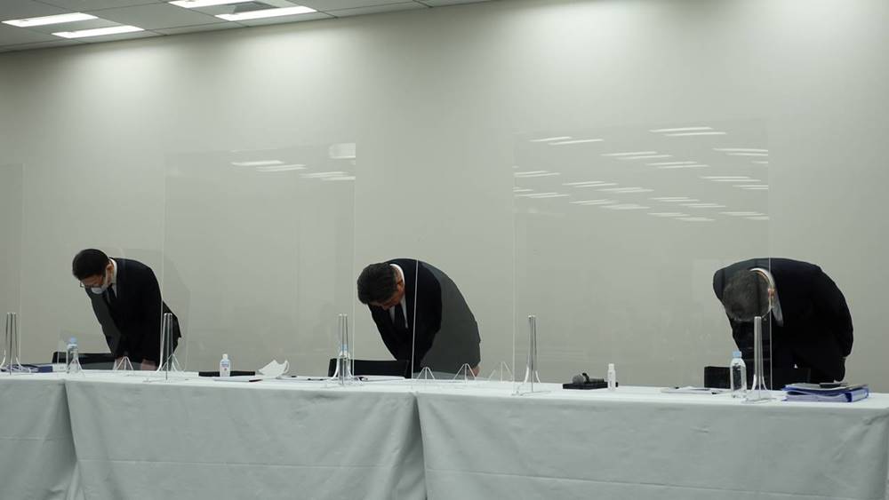 謝罪するSCSK役員。左から工藤敏晃常務執行役員金融システム事業部門長、谷原徹社長、福永哲弥取締役専務執行役員
