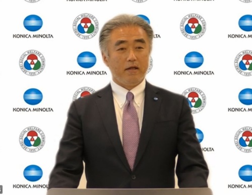 記者会見で説明するコニカミノルタ専務執行役の藤井清孝氏