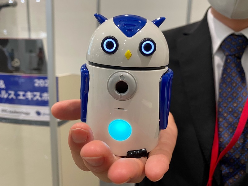 手のひらサイズのaiロボットが視線や表情を解析 ハタプロが認知症予防の新サービス 日経クロステック Xtech