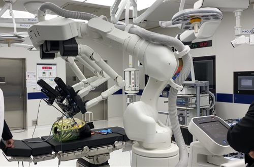 MeDIPでロボットが模擬手術する様子