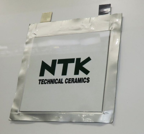 NTKが2019年5月の展示会「人とクルマのテクノロジー展」に出展した固体電池
