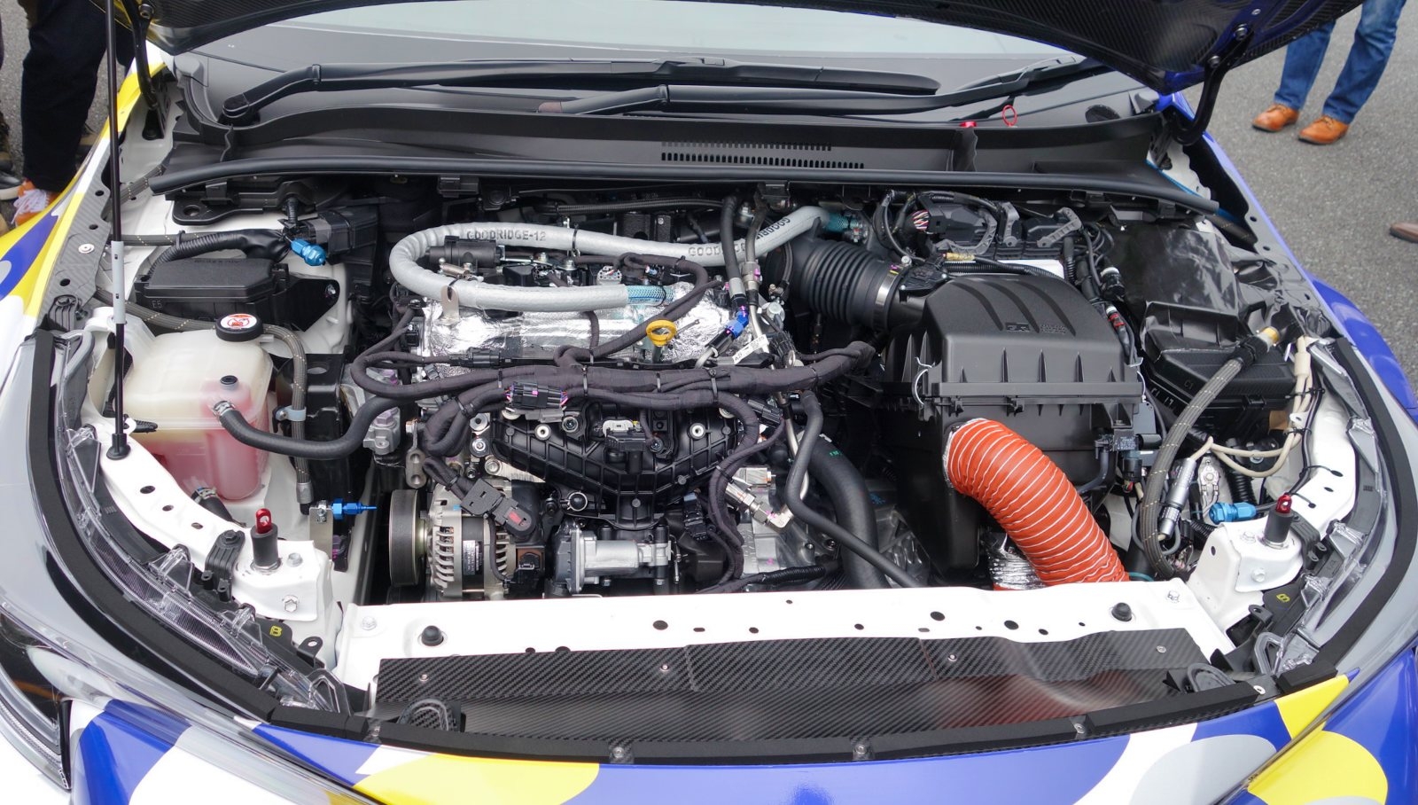 出走車両の水素エンジン ベースはGRヤリスの1.6Lエンジンで、水素の配管などを追加した。（撮影：日経クロステック）