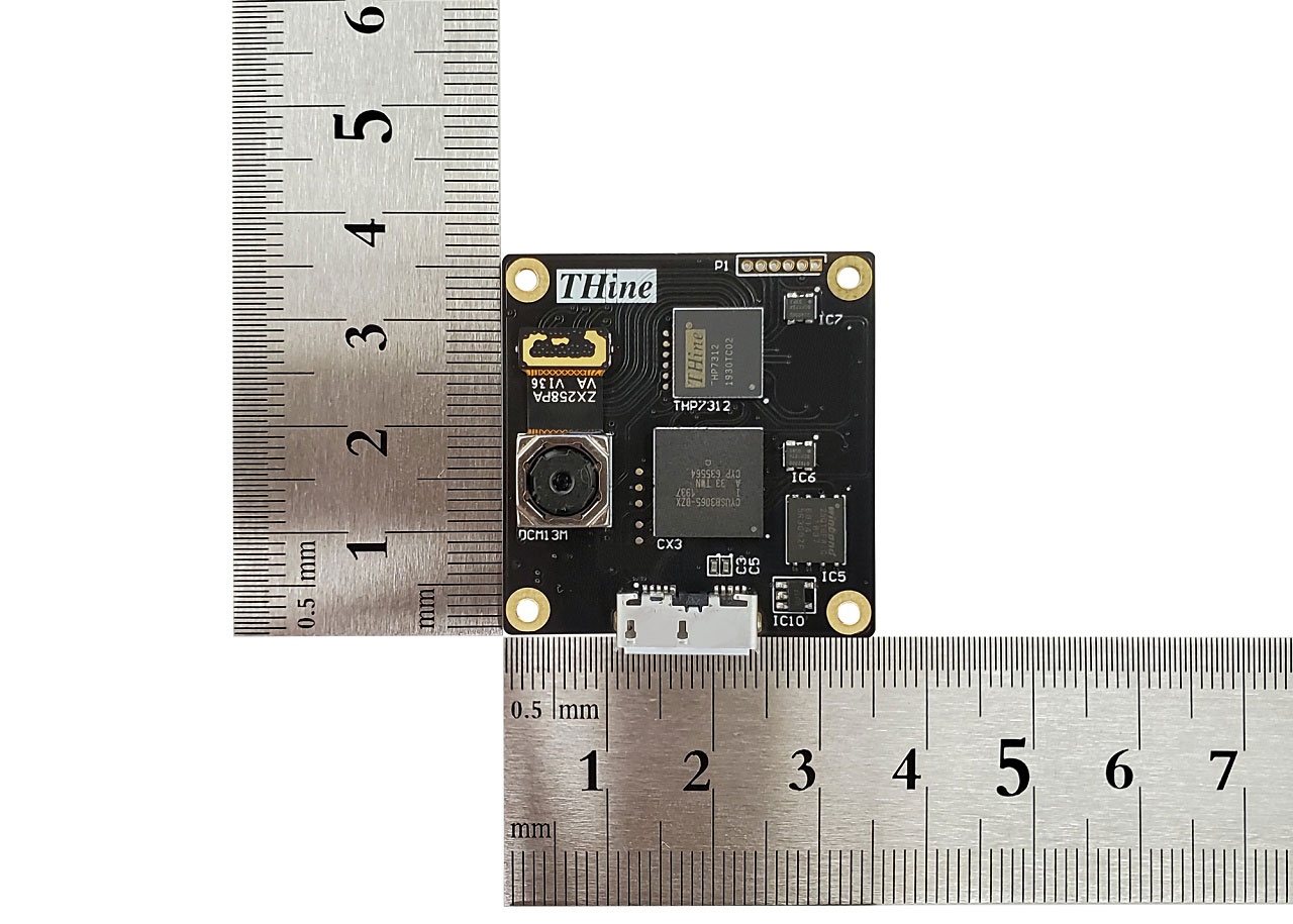 新製品のボード CMOSイメージセンサーやレンズを収めたカメラモジュールのほか、画像処理プロセッサー（ISP）やUSB3.0対応コントローラーIC、フラッシュメモリーなどを搭載した。外形寸法は35mm×36mm×1.2mm。（出所：ザインエレクトロニクス）